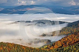 Horská krajina s hmlistým údolím počas jesenného rána