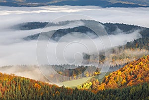 Horská krajina s hmlistým údolím počas jesenného rána