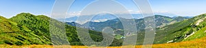 Horská krajina na turistické stezce v Nízkých Tatrách, Slovensko. Pohled na horské vrcholy a údolí při pěší turistice podél hory