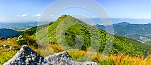 Horská krajina na turistické stezce v Nízkých Tatrách, Slovensko. Pohled na horské vrcholy a údolí při pěší turistice podél hory
