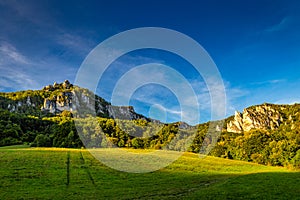 Horská krajina so skalnatými vrcholmi na pozadí pri západe slnka v s