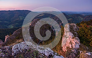 Horská krajina pri západe slnka. Slovensko, Vršatecké skaly, Biele Karpaty v Slovenskej republike.