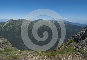 Horská krajina Západních Tater nebo Roháčů s výhledem na Vysoké Tatry s vrcholem Kriváně z turistické stezky na