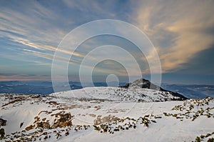 Horská krajina v zimním období v Karpatech