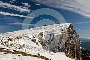 Horská krajina v zimním období v Karpatech