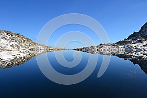 Horská příroda modrá obloha zelená park dřevo mraky jezero reflex pěkný