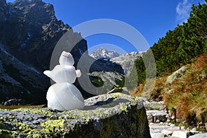 Horská příroda modrá obloha zelená park dřevo mraky jezero reflex pěkný