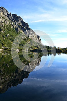 Horská príroda modrá obloha zelená park drevo mraky jazero reflex pekný