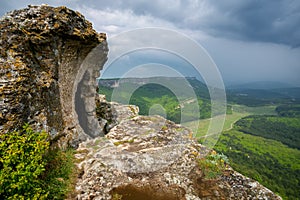 Montana viejo cueva después la lluvia 