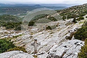 Heilig kreuzen ist ein auf der berg wolkig das wetter Wolken durch das Tal gras berg durch Höhle 