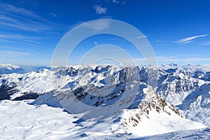 Montana con nieve a cielo azul en invierno en Alpes 