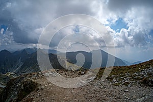 Horské panorama z vrcholu Baníkov ve slovenských Tatrách mo