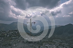 Horské panorama z vrcholu baníkov ve slovenských tatrách se skalnatou krajinou a stíny turistů za jasného dne