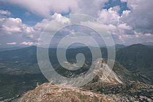 Horská panoráma z vrcholu baníkov v slovenských tatrách so skalnatou krajinou a tieňmi turistov za jasného dňa
