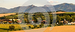 Horské panorama z obce Bešeňová, pohled na štíty vysokých hor v Národním parku Nízké Tatry. Pohled z