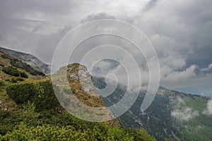 Horský průsmyk Bublen, cesta na Malý Kriváň, národní park Malá Fatra, Slovensko, na jaře zataženo