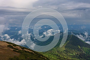 Horský průsmyk a hora Kraviarske, pohled z horského sedla Bublen, národní park Malá Fatra, Slovensko