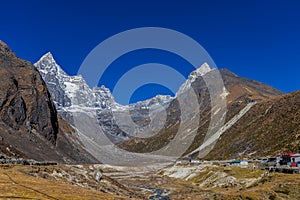 Mountain path on EBC Nepal trek hiking route