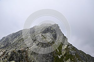 Horské štíty, oblaky a hmla. Vysoké Tatry na Slovensku