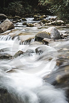 Montagna un fiume 