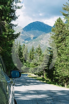 Montagna strade Alpi. auto parcheggiato secondo strade. 