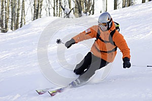 Hora lyžařského jezdec v oranžový 