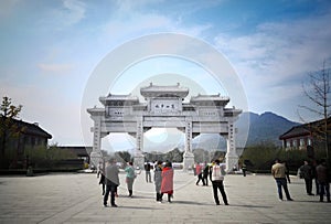 Mountain song gate