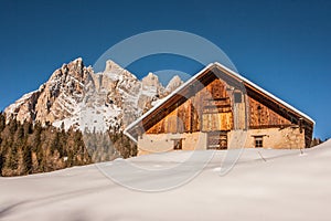 Montana estable en rango través de cielo azul después la nieve 