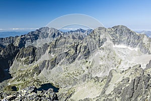 Horský kamenný vrchol proti modrej oblohe. Cestovné pozadie. Dovolenka, turistika, šport, rekreácia. Národný park Vysoké Tatry TANAP