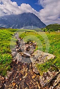 Horský potok v Kobylej doline vo Vysokých Tatrách počas leta