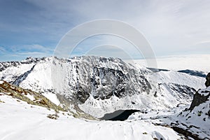 Vrcholy hôr v zime pokryté snehom