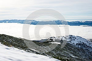 Vrcholy hôr v zime pokryté snehom