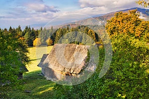 Horská obec Podšíp s drevenicami pod vrchom Šip na Slovensku