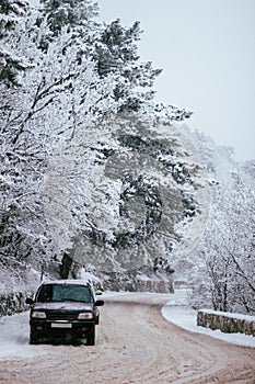 Montana devanado carreteras en el invierno. empujar Ellos son alce de carros común sobre el montanas sobre el congelado carreteras. montana Bosque es un cubierto 