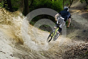 Mountainbike Downhill Dust