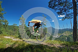 Mountainbikers jump