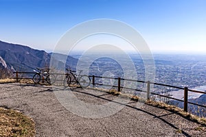 Mountainbikes on Monte San Simeone with view to Friuli-Venezia