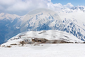 Alpinista campeggio, la neve un montagna 