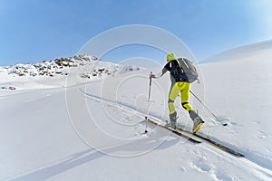 Mountaineer climbs skier alone with sealskin