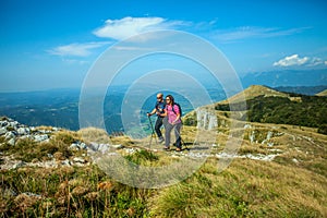 Horolezec na plošina v slovinsko s výhledem krásný údolí 