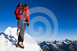 Alpinista sobre el nevado peine 