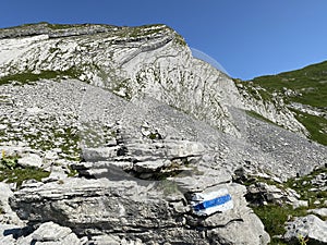 Horolezectvo značky a značenie na svahy z vysokohorský údolie a v alpy hora masív 