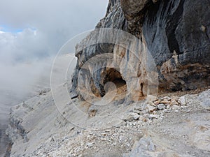 Montanismo sobre el peine en dolomitas 