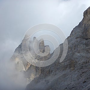 Montanismo sobre el peine en dolomitas 