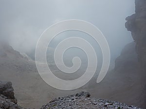 Montanismo sobre el peine en dolomitas 