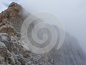 Montanismo sobre el peine en dolomitas 