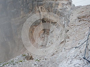 Montanismo sobre el peine en dolomitas 