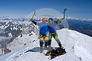 Escaladores sobre el de Alpes éxito 