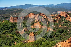 Mountainous formations of Las MÃÂ©dulas, in El Bierzo photo
