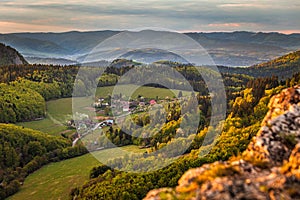 Hornatá krajina při západu slunce na jaře